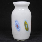 Vaso floreira em vidro de murano Seguso Cadora no tom leitoso com decoração millefiori. Med: 20cm