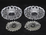 Lote composto por 04 peças em cristal translúcido sendo 02 cinzeiros lapidação estilo art deco Med: 15cm e 02 castiçais lapidado em gomos. med:10cm