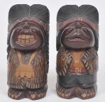 Par de serre livres chilenos em madeira de lei entalhada e policromada retratando Figuras típicas. Med: 15 x 6cm
