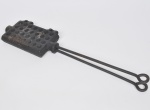 Antiga forma para waffle em ferro fundido patinado na cor preta. Med: 55 x 10cm