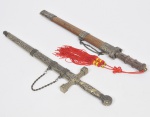 Lote composto por 02 punhais de coleção sendo uma  com bainhae cabo em bronze dourado e finamente cinzelado com folhas, flores, arabescos e cavalos alados e o outro de cabo e bainha em madeira com aplicações em bronze cinzelado com dragões e figuras mitológicas.