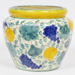 LUIZ SALVADOR -Cachepot em cerâmica esmaltada e vitrificada decorada com cacho de uvas e   folhas de parreiras pintadas a mão. Peça marcada. Med: 29cm x 25cm