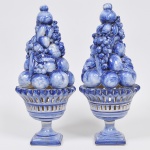 LUIZ SALVADOR - Par de pinhas em cerâmica esmaltada, vitrificada e filigranada, decorada em relevo com frutas no belo tom azul. Med: 45cm