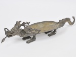 Centro de mesa indonésio em bronze e metal, finamente cinzelado retratando "Dragão oriental". Med: 57 x 13 x 14cm
