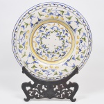 LUIZ SALVADOR - Grande medalhão de parede em cerâmica esmaltada, vitrificada e pintada a mão com flores e folhas. Med: 53cm