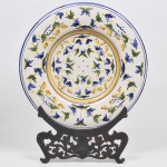 LUIZ SALVADOR - Grande medalhão de parede em cerâmica esmaltada, vitrificada e pintada a mão com flores e folhas. Med: 53cm