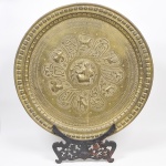 Grande medalhão em metal marroquino finamente cinzelado e esculpido a mão com elementos abstratos, animais e figura mitológica, borda com caneluras. Med: 81cm