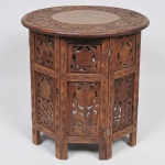 Mesa indiana octavada desmontável em madeira de lei entalhada base filigranada com folhas e parras, Aplicações em metal prateado, tampo em madeira de lei finamente entalhado com elementos fitomórficos e detalhes policromados com flores e corações Med: 59 x 45cm (Pequeno rachado)