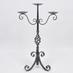 Candelabro para 03 velas de sete dias em metal patinado, hastes e pés recurvas, coluna central retorcida. Med: 77cm