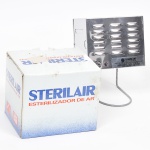 Esterilizador de ar elétrico, marca Esterilair em metal prateado e material sintético. (Sem Uso) Med: 16 x 10 x 13cm