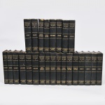 LIVROS - MACHADO DE ASSIS - Coletânea com 25 Livros do que é considerado pela crítica literária o Maior Escritor da Literatura Brasileira. Edições de 1946 por W. M. Jackson INC, Numerados e titulados com capa dura e revestimento em couro pirogravado com o rosto do escritor e sua assinatura, contendo em média 450 páginas cada livro com os maiores sucessos do escritor sendo eles: 1 - Ressurreição; 2 - A Mão e a Luva;  3 - Helena; 4 - Yayá Garcia; 6 - Quincas Borra; 7 - Dom Casmurro; 8 - Esaú e Jacob; 10 - Contos Fluminenses;  12 - Histórias da Meia Noite; 13 - Histórias Românticas; 16 - Várias Histórias; 17 - Páginas Recolhidas; 19 - Relíquias de Casa Velha; 20, 21, 22 e 23 - Chronicas; 24, 25 e 26 - A Semana; 27 - Poesias; 28 - Theatro; 29 - Crítica Literária; 30 - Crírica Theatral e 31 - Correspondência. Edição Estimada