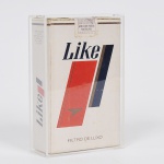 Maço de cigarro em tamanho gigante original, criado para execução de filmes e propagandas da marca Like. Protegido em  caixa de Acrílico translúcido. Peça de colecionador. Med: 12 x 17 x 5cm