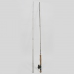Vara para pesca coreana com carretilha dita "Fly" em fibrocarbono e com aplicações em metal. Acompanha estojo. Med: 143cm