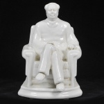 MAO TSE TUNG - Escultura de procedência inglesa em cerâmica branca esmaltada retratando o famoso ditador chinês. Med: Alt 21cm x Larg 13cm x Prof 13cm
