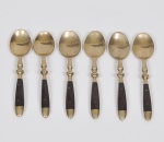 Lote composto por 06 colheres para café em metal dourado com aplicações em madeira.