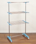 Varal móvel com estrutura em alumínio e aplicações em material sintético com estágios articuláveis e pés articuláveis com 04 rodízios. Med:158 x 57 x 79cm