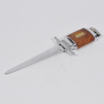 COLECIONISMO - Abridor de carta com isqueiro japonês em metal prateado com empunhadura revestida em couro na cor caramelo. Med: 24cm (Necessita colocar fluido e trocar a pedra)