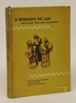 LIVRO - O Reinado da Lua - Escultores populares do Nordeste - por Silvia Coimbra, Flavia Martins e Maria Duarte - Obra com autógrado na folha de rosto das 3 autoras, Obra apresenta os Santeiros, mestres, as assombrações, imagens populares, com todos os grandes mestres da arte popular como Vitalino, Expedito, Zé Caboclo e muitos outros, profusamente ilustrado em 306 páginas. Obra de consulta.
