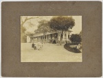 AUGUSTO MALTA (Alagoas 1864 - Rio de Janeiro 1957) - Foto em albumina de 1910 - Vista geral da Casa Tomada do Nascente do Empresário J. E. Esteves - São Gonçalo - RJ - Afixada em chassis com alto relevo Med: 23 x 18cm (Foto) e 38 x 29cm (Total) Foto íntegra e Chassis com poucos pequenos furos de inseto