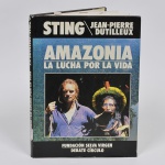 LIVRO - Amazônia - Apresentação  do Cantor Sting doando e visitando as tribos da Amazônia com raríssimas fotos dos costumes e hábitos indígenas. 126 páginas