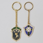 COLECIONISMO - Dois raros chaveiros em metal dourado esmaltado sendo um da extinta CBD e o outro da CBF comemorativo do tri campeonato mundial de futebol com imagem da taça Jules Rimet e aplicação do símbolo do café do Brasil. Década de 1970. Med: 04 x 03cm (Dístico)