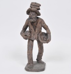 ARTE POPULAR - ZÉ DO CARMO - Figura masculina - Escultura em barro cozido policromado. Peça assinada e marcada Goiana PE. Med 39cm