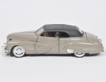 COLECIONISMO - MAISTO - Cadillac 1947 -  Miniatura de carrinho de coleção em metal esmaltado, escala 1/18 Med: 29 x 11 x 8cm