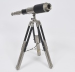 Telescópio em metal prateado e aplicações em material sintético com tripé com corrente de proteção e regulagem de ângulo. (Lentes necessitam de limpeza). Med: 50 x 45cm