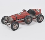COLECIONISMO - Miniatura de carrinho inglês de fórmula 1 dito (Baratinha) década de 1930 executado a mão em latão policromado com aplicações em material sintético. Med: 32 x 13cm