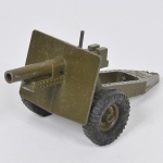 COLECIONISMO - Miniatura de canhão de procedência inglesa, rodas deslizantes e mecanismo móvel para disparo. Funcionando. Med: 11 x 5cm