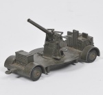 COLECIONISMO - Miniatura de canhão de procedência inglesa, rodas deslizantes e mecanismo móvel para disparo. Funcionando. Med: 13 x 6cm