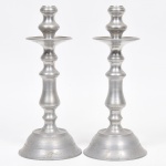 Par de castiçais executados em pewter cinzelado e torneado. Med: 36cm