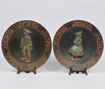 Par de medalhões de parede indianos em metal dourado, cinzelado e patinado, com galeria central decorada em alto relevo com camponesa, bordas recoradas em relevo com figuras e camelos. Med: 35cm
