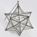 Feng Shui de 12 pontas em metal dourado com galeria em blocos de vidro translúcido todos  bisotados em formato de triângulos. Med: 38cm