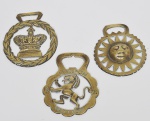 Lote composto por 03 medias lunas em bronze dourado e cinzelado, utilizadas na fronte do cavalo para ter sorte e evitar acidentes. Sec. XIX. Med: 9cm