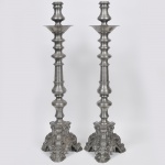 JOHN SOMMERS - Par de grandes tocheiros estilo Luiz XV em pewter marcado contrastado, torneado e cinzelado. med: 108cm