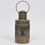 EINSFELD - Antigo lampeão a querosene em latão dourado e finamente cinzelado, adaptado para energia elétrica.. com galeria em vidro. Med: 40cm