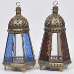 Par de antigas luminárias indianas em metal dourado cinzelado e filigranado com galerias em vidro translúcido e texturizado na cor azul Med: 41cm