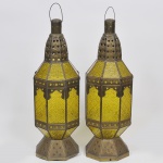 Par de grandes luminárias indianas em metal dourado cinzelado e filigranado com cabochões e estrelas, galeria em vidro amarelo texturizado. Med: 66cm