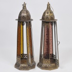 Par de Grandes luminárias indianas octavadas em metal dourado cinzelado e filigranado com cabochões e estrelas, galeria em vidro ambar texturizado e translúcido. Med: 66cm