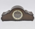 KAISER - Relógio de mesa carrilhão com caixa em madeira nobre entalhada e mostrador em metal esmaltado. Não acompanha chave. (No Estado) Meds: 21,0 cm x 40,0 cm