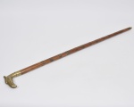 BENGALA - bengala em madeira de lei com ponteira em metal dourado e castão em bronze dourado e cinzelado retratando Águia. Med: 94cm