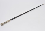 BENGALA - bengala em madeira de lei com ponteira em borracha e castão em bronze dourado e cinzelado com Volutas, arabescos e figuras nudistas. Med: 94cm