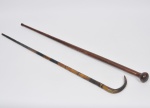 Lote composto por duas bengalas de diferentes procedências e materiais. Med: 90cm