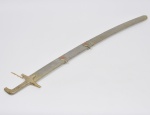 Réplica e antiga espada oriental com bainha e empunhadura em metal finamente cinzelado com motivos fitomorficos e detalhes esmaltados. Med: 94cm