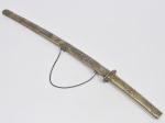Réplica e antiga espada oriental com bainha e empunhadura em bronze dourado e cinzelado. Motivos orientais com samurais e pagodes Med: 94cm