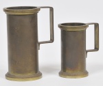Lote composto por 02 canecas em bronze dourado e cinzelado. med do maior: 19cm