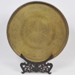 Grande medalhão em metal marroquino finamente cinzelado e esculpido a mão com elementos abstratos, treliças e acantos com borda com caneluras. Med: 71cm