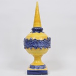 LUIZ SALVADOR - Pinha decorativa em cerâmica esmaltada e vitrificada decorada em relevo com gregas e elementos abstratos. Base quadrada. Med:77cm