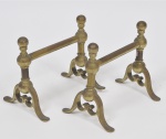 Par de bases para prateleira em bronze dourado e finamente torneado. pés levemente curvados, terminações em esferas. med: 19 x 18cm